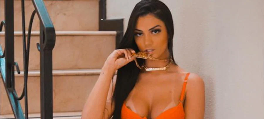 Amanda Souza profile banner