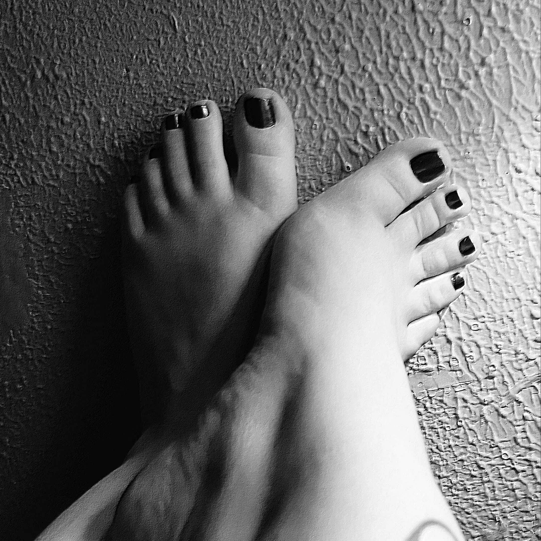 Exquisitely toed profile banner