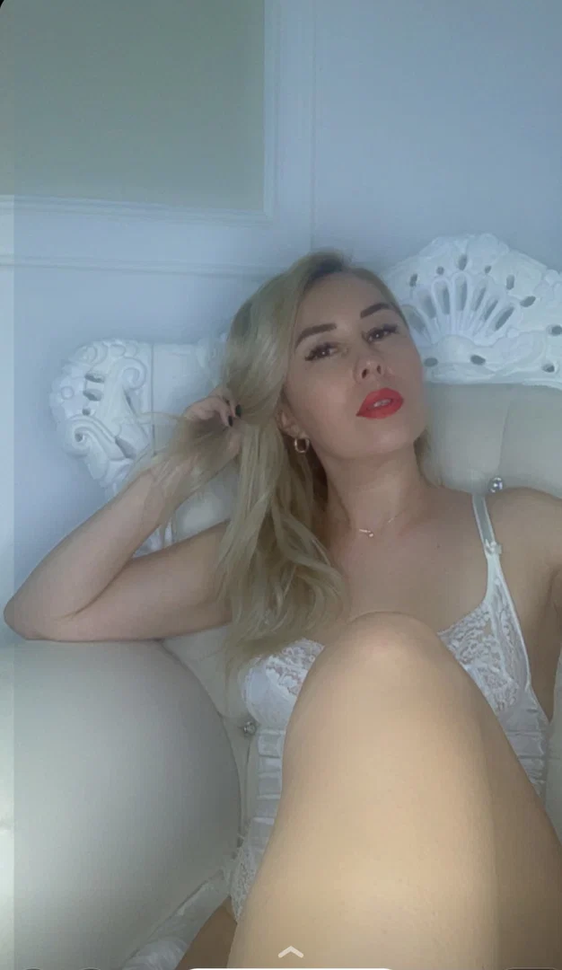 Blonde diamond profile banner