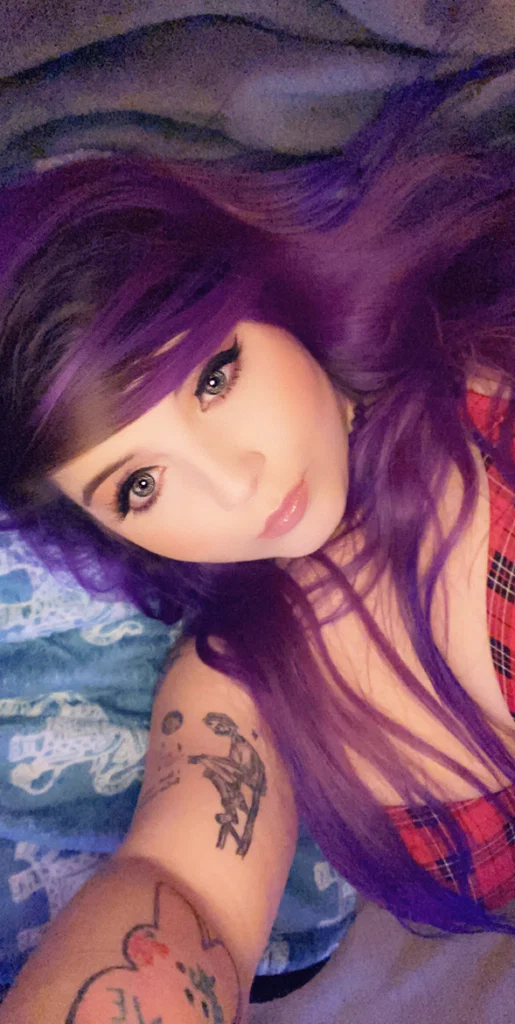 ur cute goth gf 🕸⚰️🖤