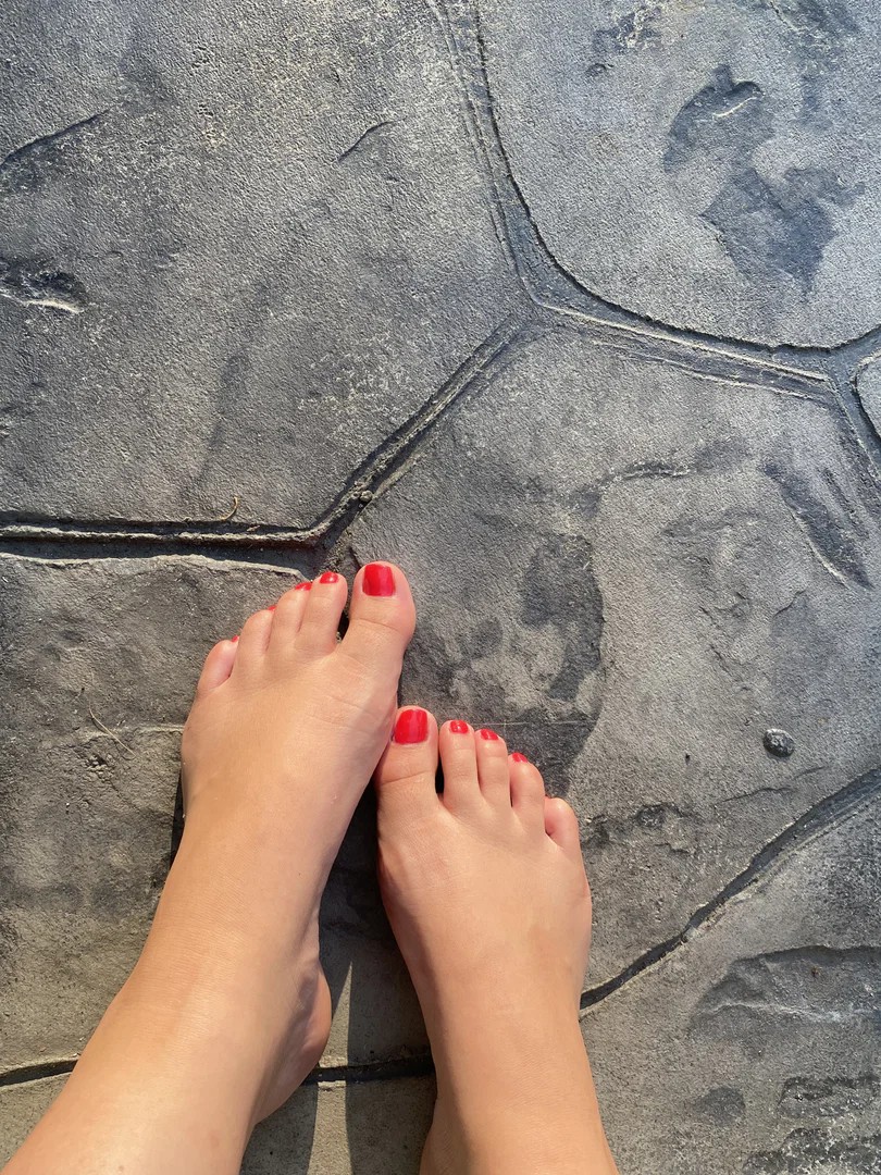 Latina toes profile banner