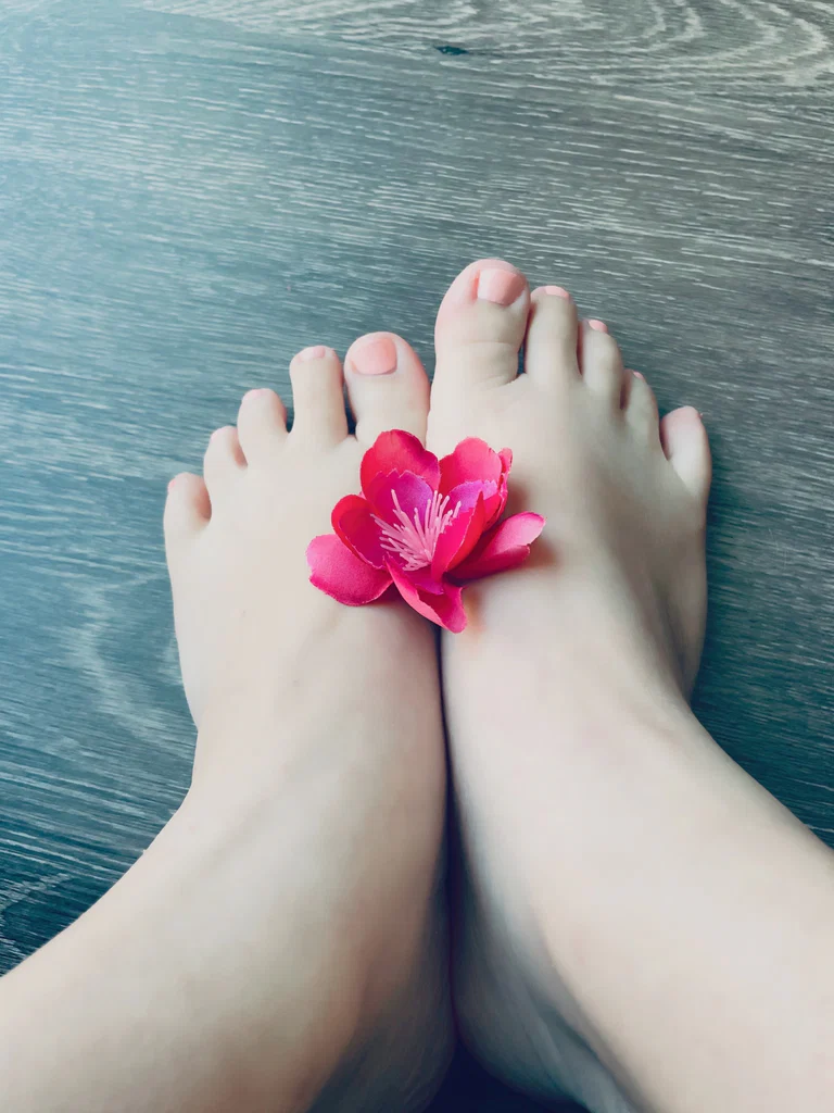 Pinkpetitefeet8