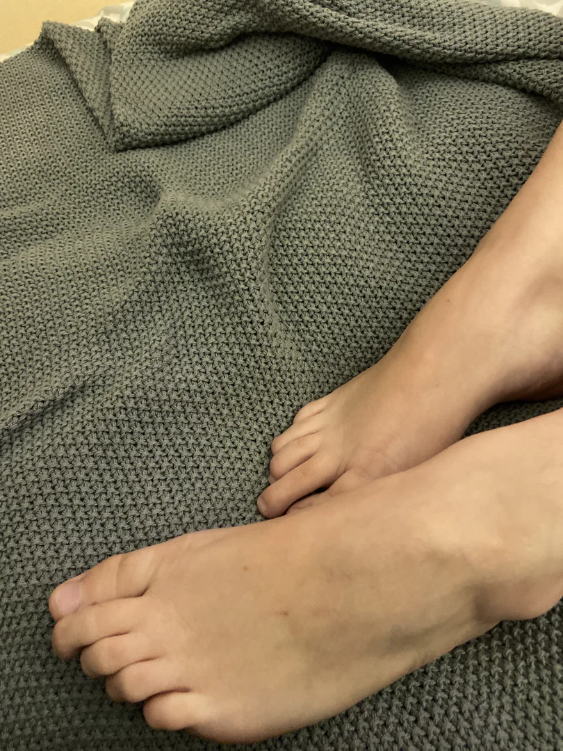 Rebecca’s feet profile banner