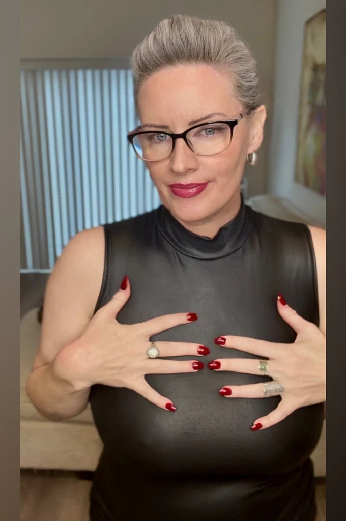 Miss Olivia Night's avatar
