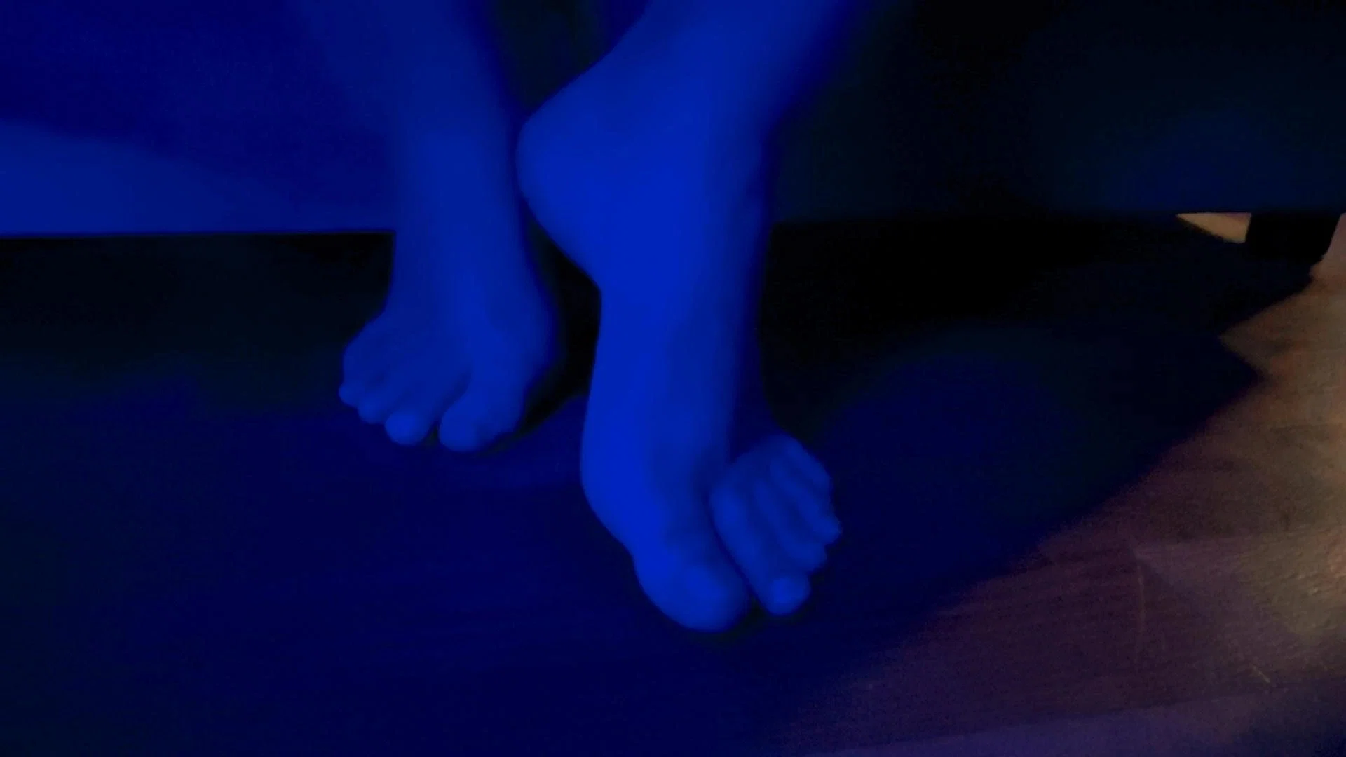Blondie with cute feet profile banner