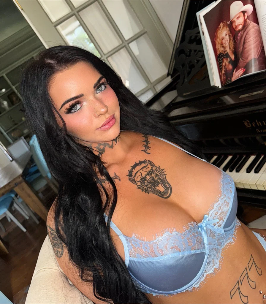 Violet 💞 online now!
