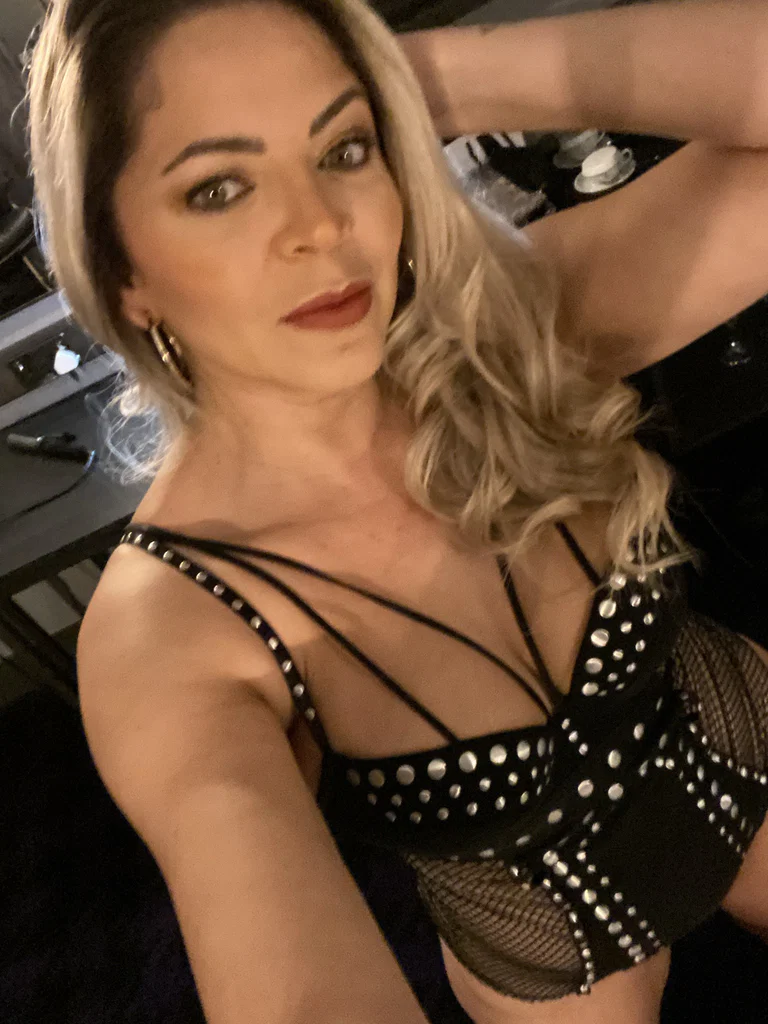 Glamour Wife's avatar
