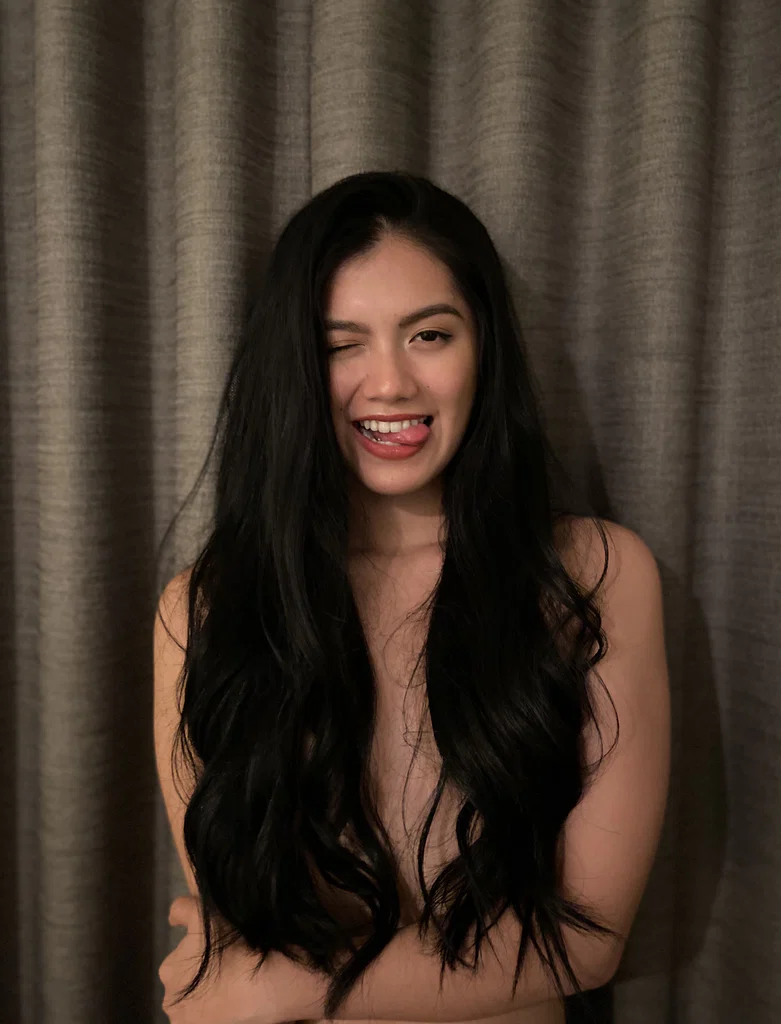 Lucy Vela's avatar
