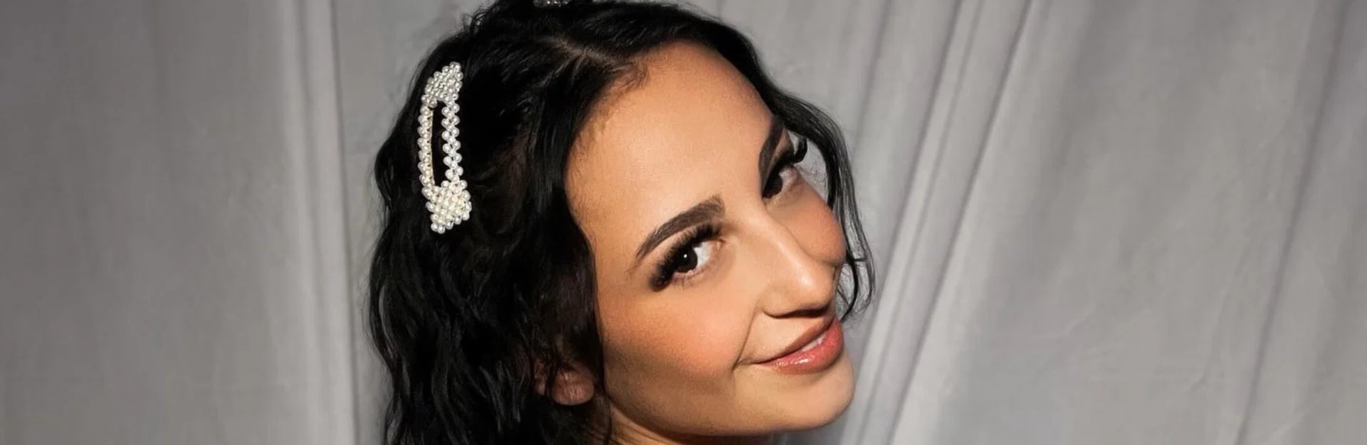 Abella Mariposa profile banner