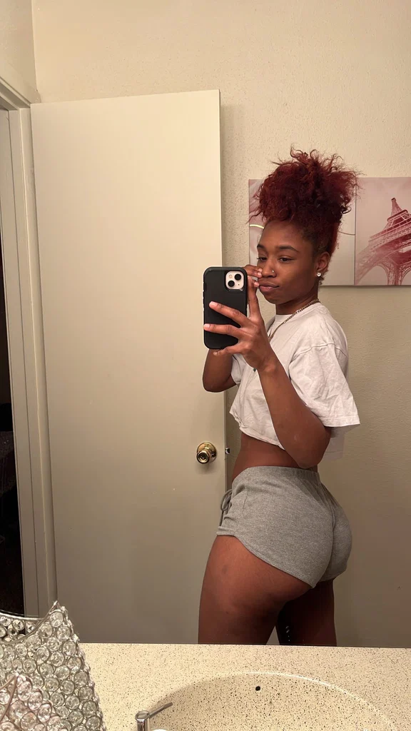 BiGBOOTYHouseWife 🤧's avatar