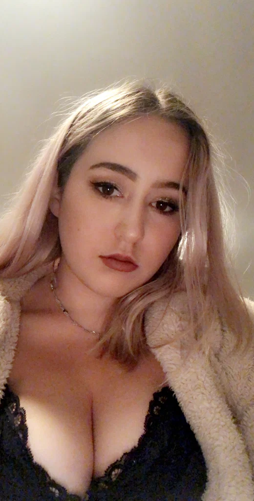 Honey bee 🍯's avatar