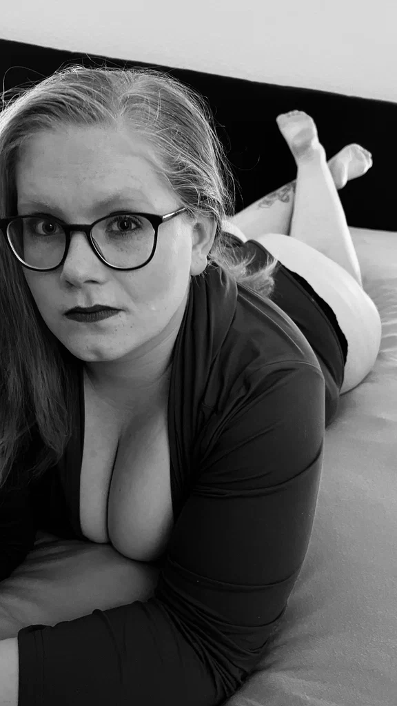 CurvyLeo93's avatar