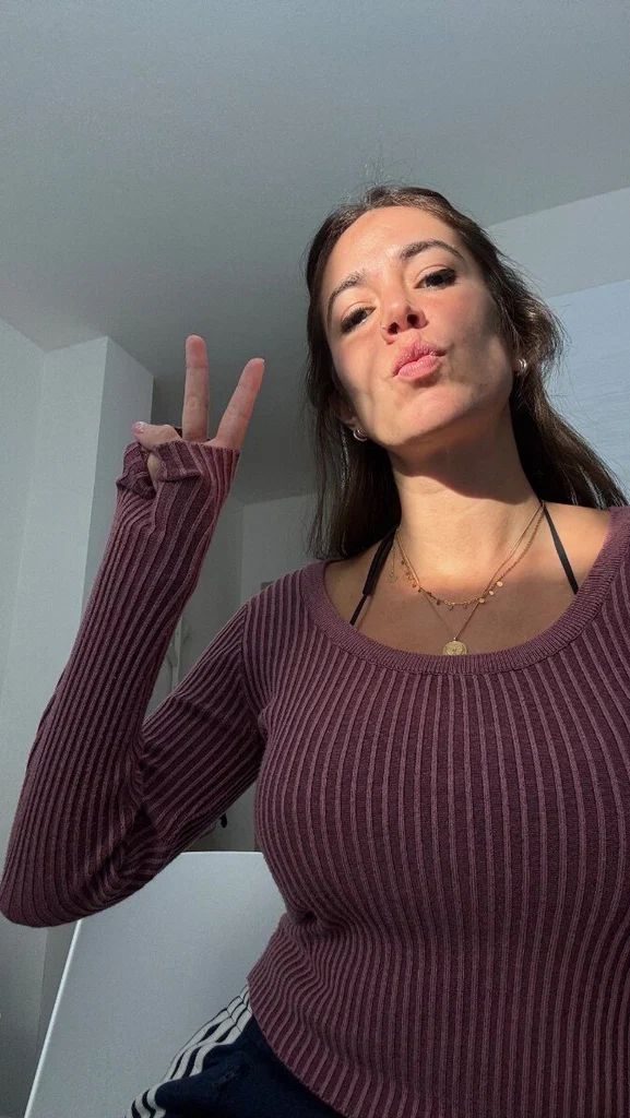 Alice Ayres🌸💜's avatar