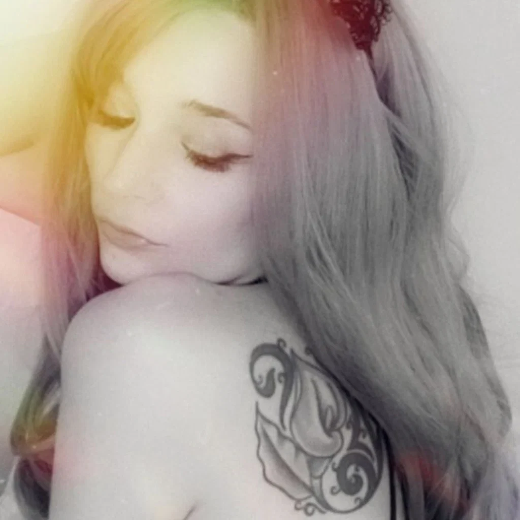 Ella DelFoxx