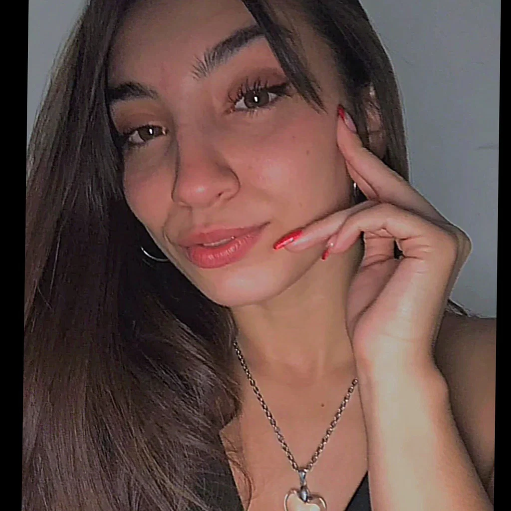 L 🌺's avatar