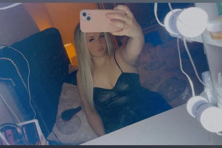 Elle || wet pussy 💦's avatar
