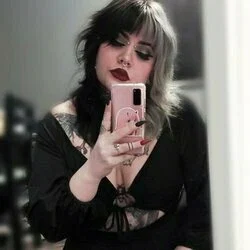 🤍🖤 TheQueenWeeb 🖤🤍's avatar
