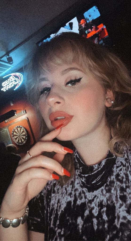 Ella ♥︎'s avatar