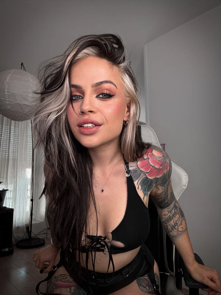 Divine Vi's avatar
