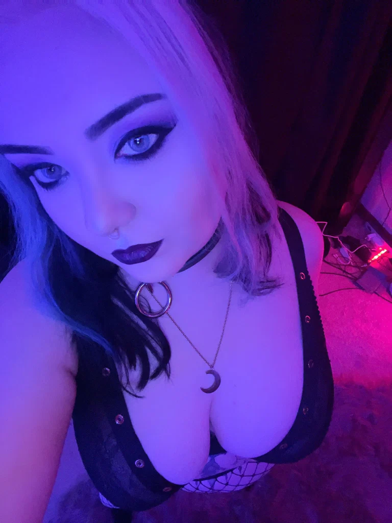 Luna C Vondrak's avatar