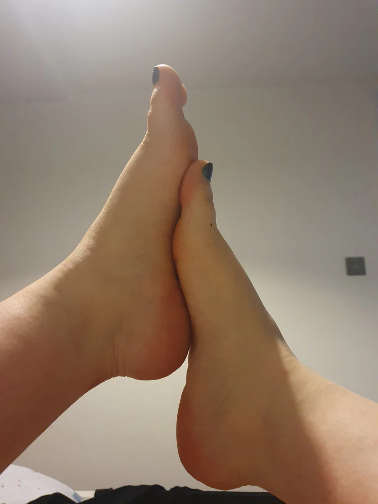 Desires feet for you's avatar