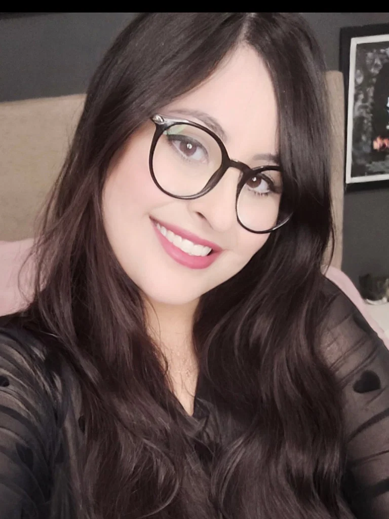 Curvy Geek - VIP Page's avatar