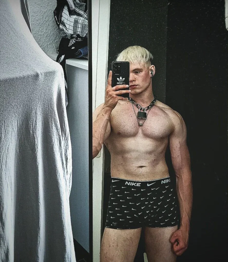 Me but naked's avatar