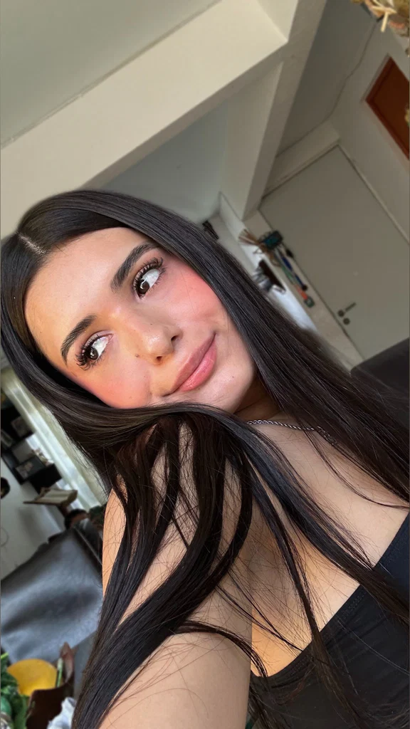 𝑪 𝒂 𝒎 𝒊 𝒍 𝒂  𝑴 𝒐 𝒏