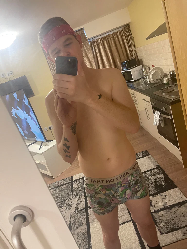 Hung twink 🥵