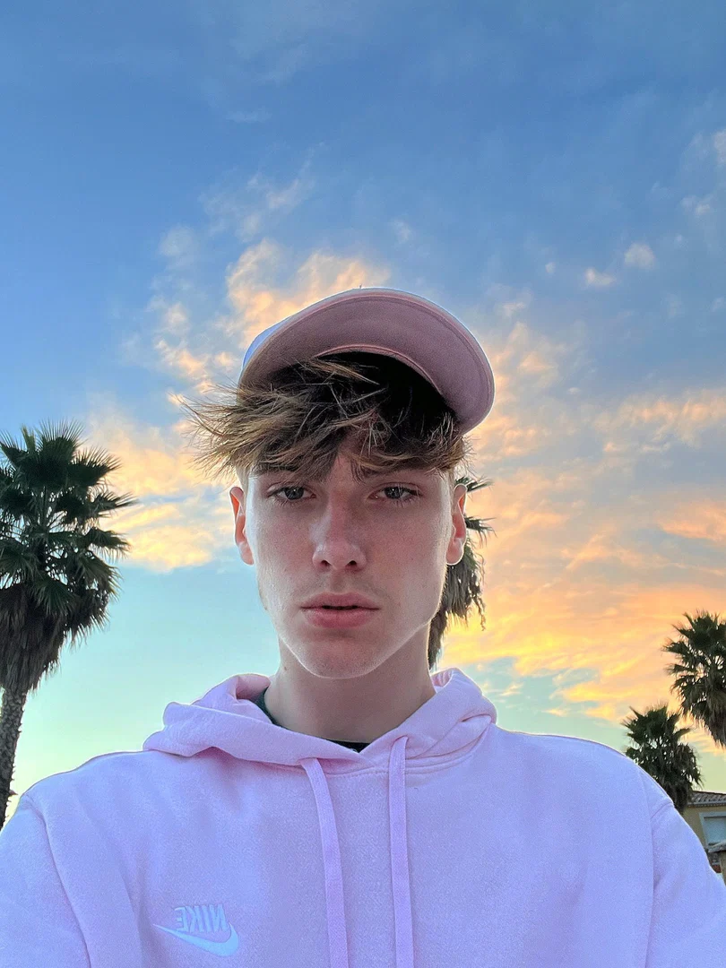 Maxence profile banner