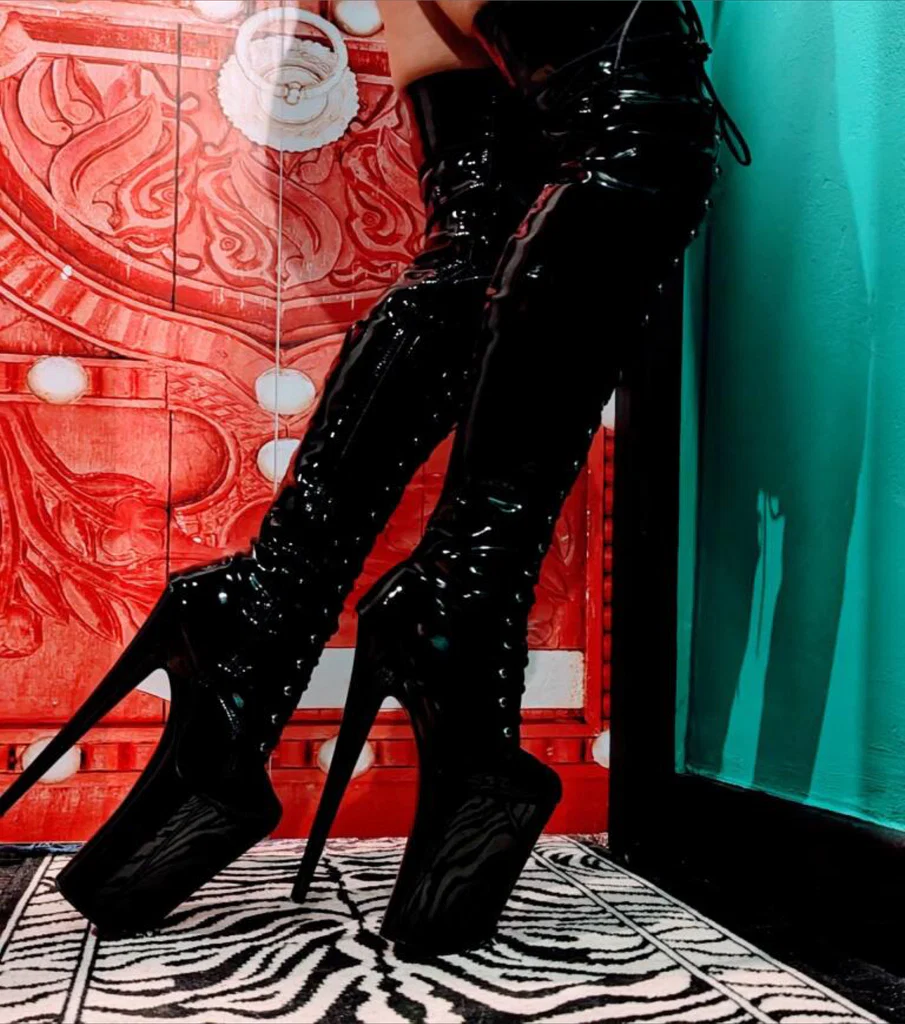 Devine Heels 🖤👠😈