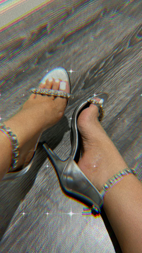 P R E T T Y  F E E T  🖤's avatar