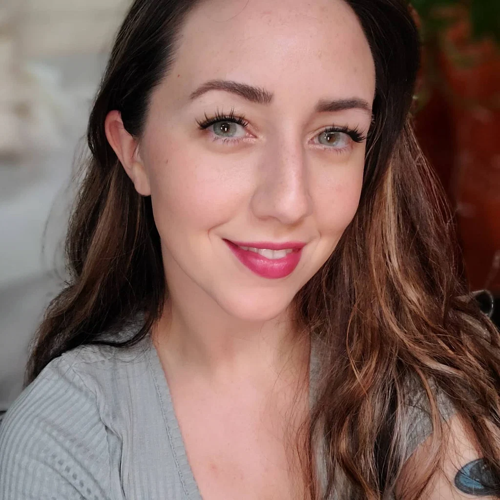Topless talks with Mel's avatar