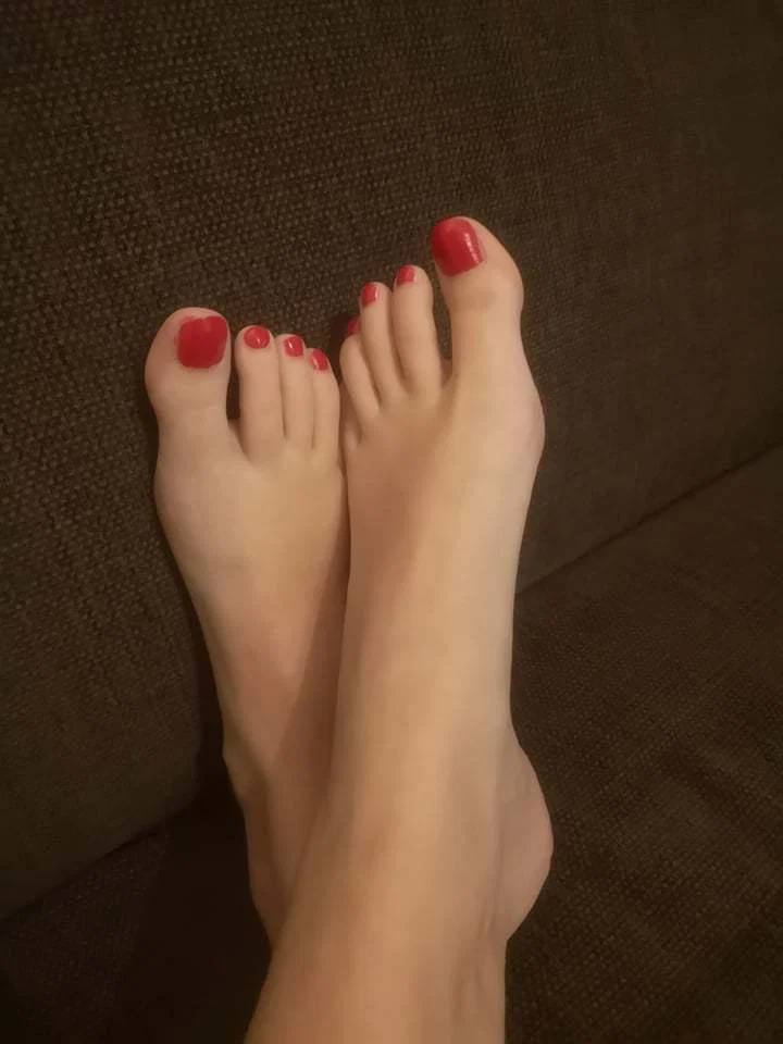 lesly feet profile banner