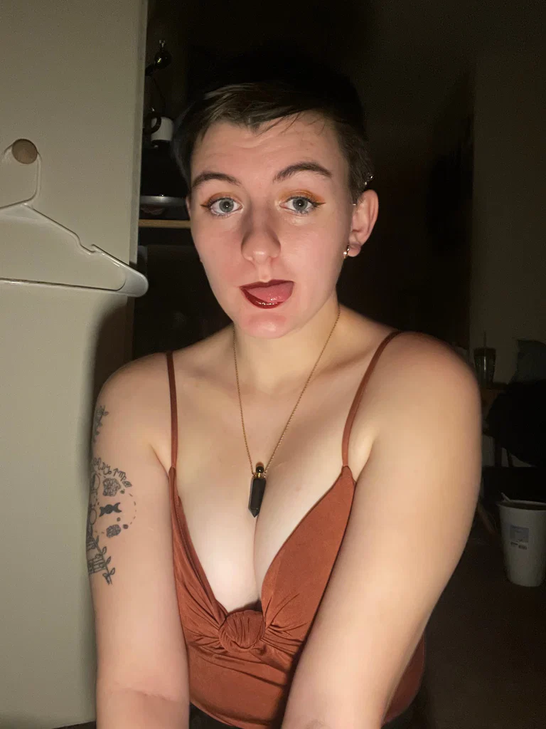 Androgynous_bystander