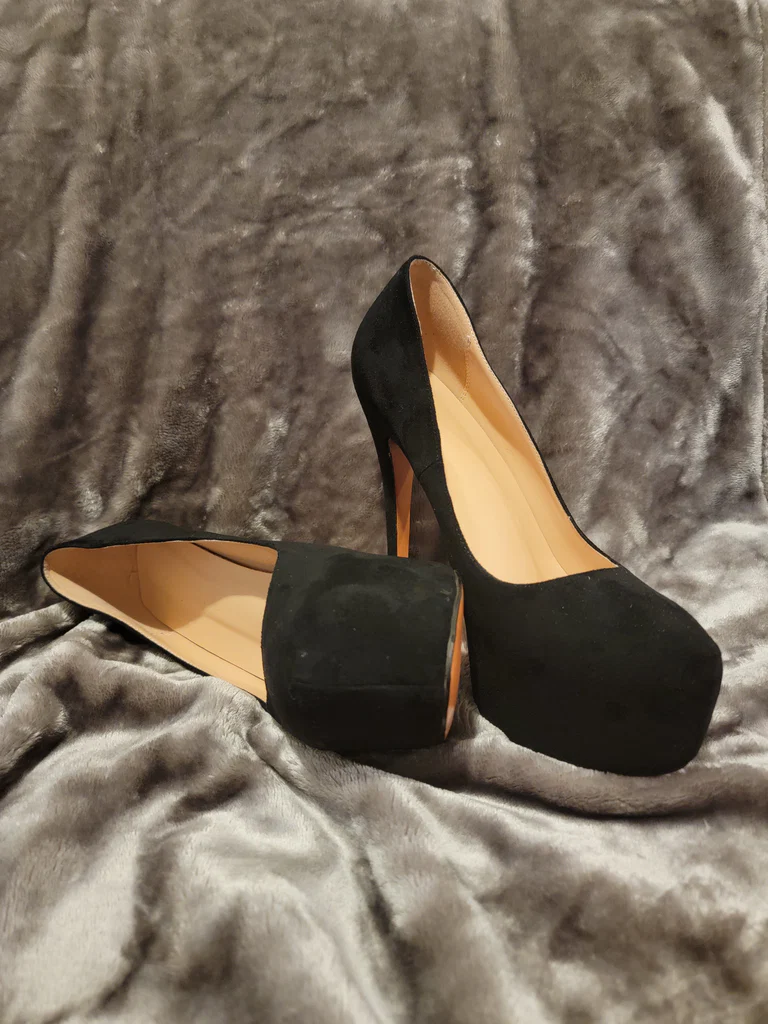 Heels, lace and nylons.