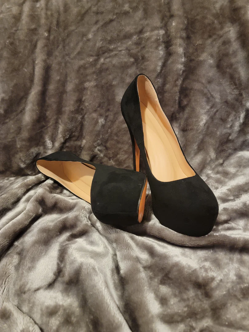 Heels, lace and nylons. profile banner