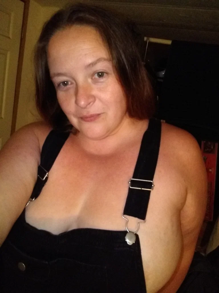 Nude farm girl's avatar