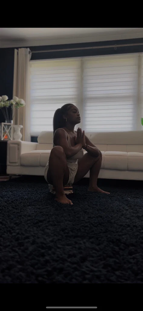 🧘🏾‍♀️
