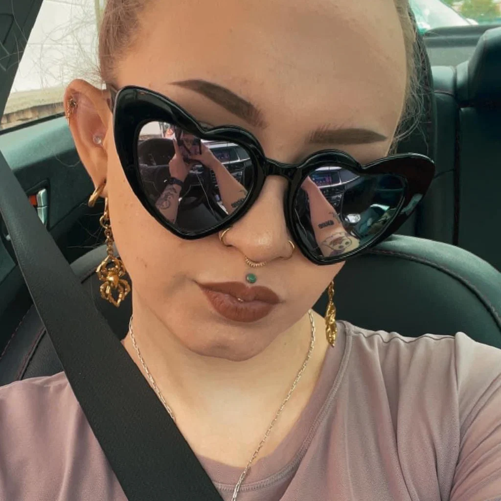 lizzie b 🩸's avatar