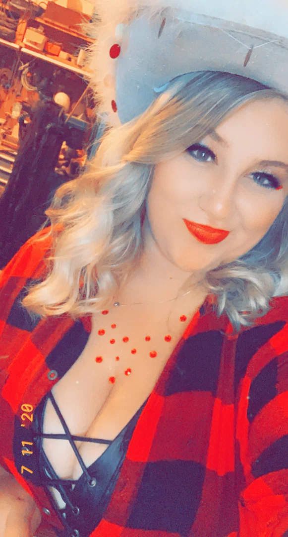 Curvy blonde profile banner