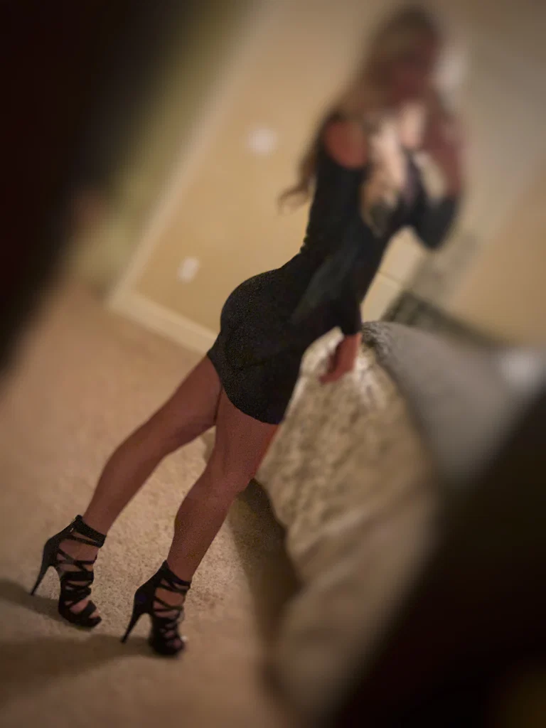 Candi Bombshell