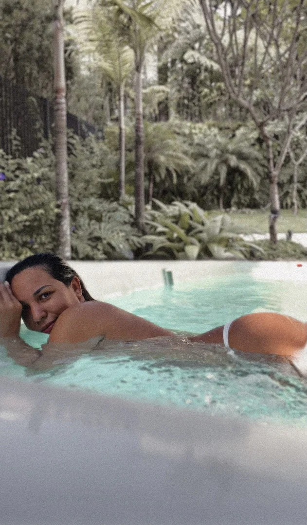 Giulia Manhães profile banner