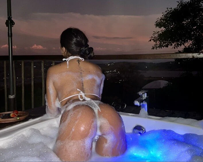 Mariana Cruz profile banner