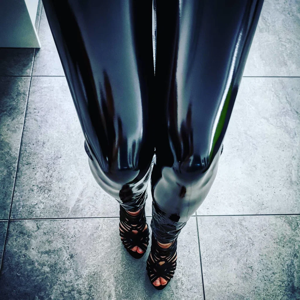 shiny_leather_wife's avatar