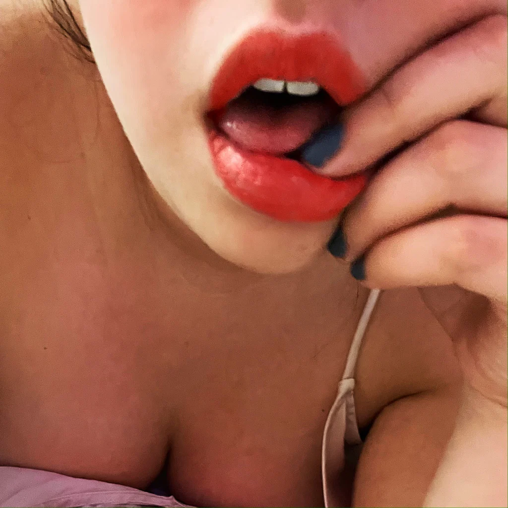 CurvyViv's avatar