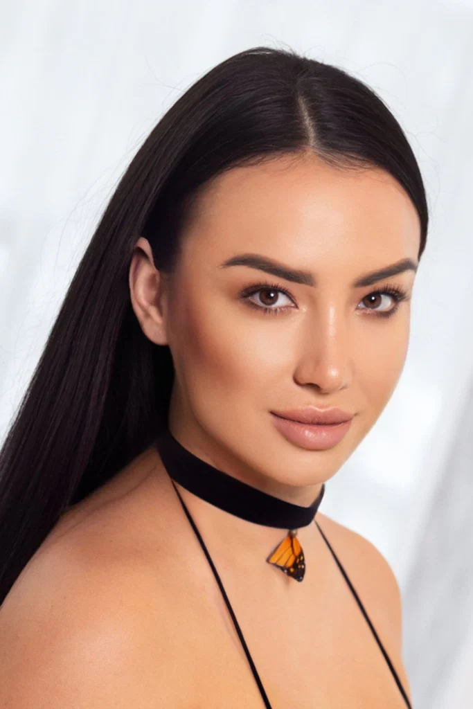 Busty Brunette Regina's avatar
