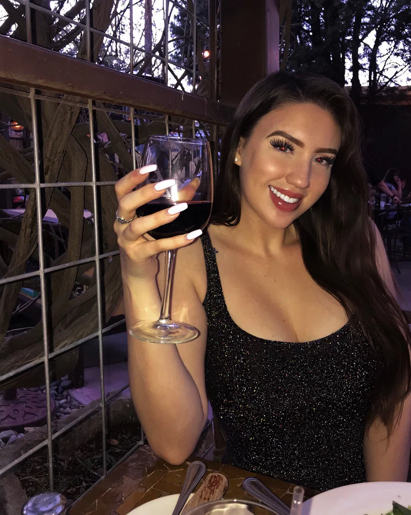 Ashley Renae's avatar