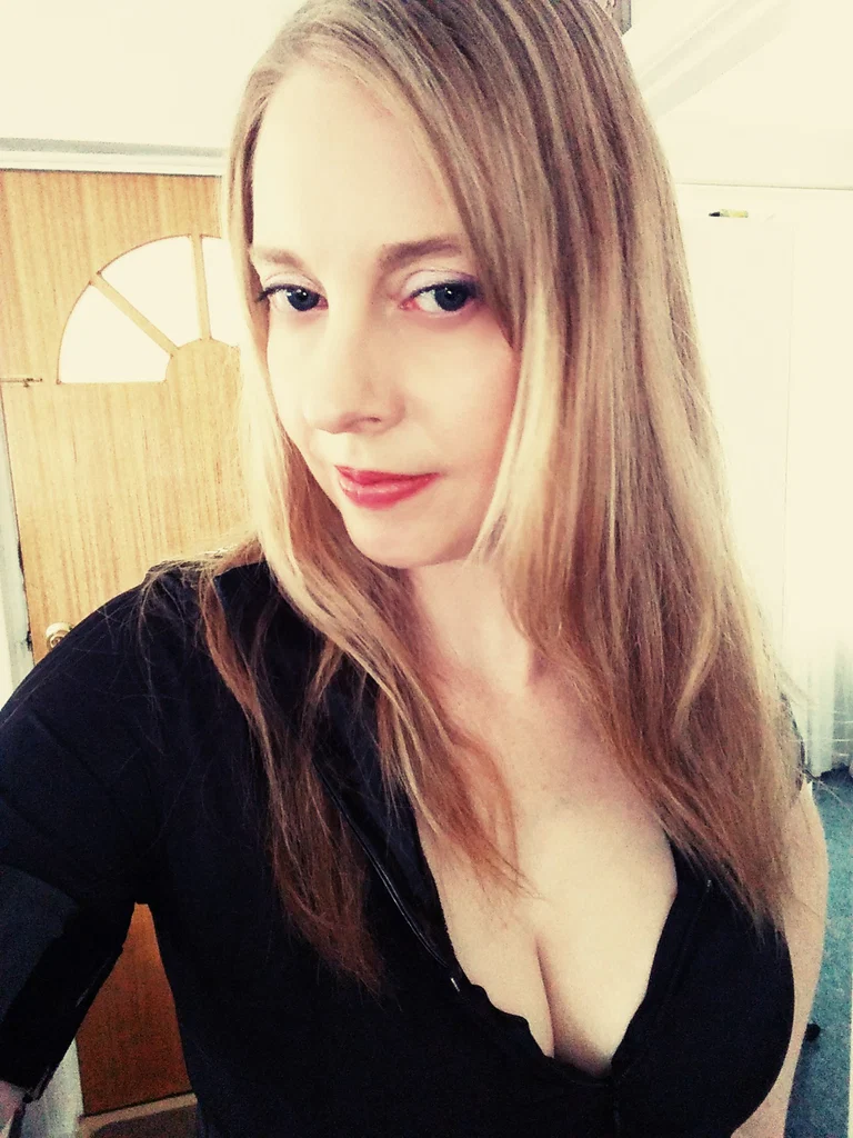 Alluring hottie's avatar
