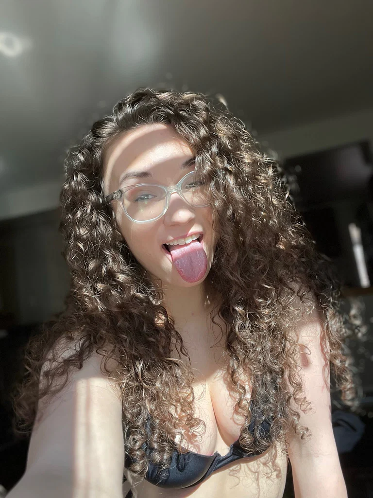 OLIVIA LETTER's avatar